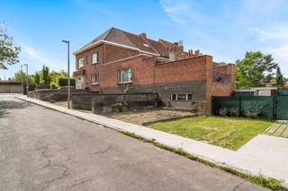 Statige hoek-en handelwoning in een rustige woonwijk te Kortrijk. Deze eigendom is voorzien van voldoende parkeerruimte om uw wagen(s) te stationeren. <br /><br />Bij het binnenkomen komt u terecht in de handelsruimte of inkomhal. Aansluitend op de handelsruimte komen we in de keuken met eethoek. Naast de keuken vinden we de gezellige leefruimte met zicht op het ruimte terras. Op het gelijkvloers vinden we nog een badkamer terug. <br /><br />Ook op de 1ste verdieping vinden we nog een 2de badkamer en 2 slaapkamers. Er is ook een vaste trap naar zolder die u de mogelijkheid biedt een 3de of 4de slaapkamer te creëren. De woonst is volledig onderkelderd.<br /><br />Deze eigendom biedt enorm veel mogelijkheden door het volume die het omvat. <br /><br />Wenst u deze eigendom te bezoeken?<br /><br />Aarzel dan niet en plan uw bezoek in!<br /><br />