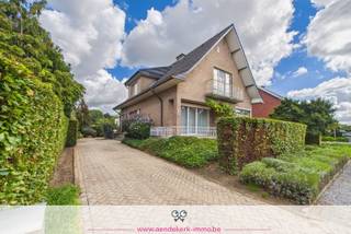 Op zoek naar een vrijstaande woning met veel ruimte en de mogelijkheid om die naar eigen smaak te vernieuwen?<br /><br />Aan de Dokter Pergenslaan in Maaseik staat deze goed onderhouden woning uit 1968. Ze staat op een perceel van 528 m² en heeft ongeveer 156 m² bewoonbare oppervlakte. Daar komt nog een bijna volledige kelderverdieping van meer dan 90 m² bij.<br /><br />Het gelijkvloers beschikt over een ruime woonkamer van ongeveer 35 m², die dankzij haar L-vorm verschillende mogelijkheden biedt voor de inrichting van een zit- en eetgedeelte. Aansluitend bevindt zich de keuken, met toegang tot de bijkeuken. Verder vind je op het gelijkvloers een vestiaire en een gastentoilet.<br /><br />Op de verdieping bevinden zich 3 volwaardige slaapkamers van ongeveer 14, 15 en 20 m². De grootste heeft rechtstreeks toegang tot het balkon aan de voorzijde van de woning. De badkamer is uitgerust met een ligbad, een wastafel en een toilet.<br /><br />De woning is daarenboven nagenoeg volledig onderkelderd. Beneden vind je twee grote kelderlokalen, een aparte wasruimte en een inpandige garage van bijna 11 meter diep. Daarin kunnen twee wagens achter elkaar staan en blijft er nog plaats over voor fietsen of een werkhoek.<br /><br />Rondom het huis ligt een aangelegde tuin met volgroeide beplanting. <br /><br />De woning werd doorheen de jaren zeer goed onderhouden en beschikt over aangename en ruime kamers. Tegelijk biedt ze vandaag nog heel wat mogelijkheden voor wie ze verder wil moderniseren en aanpassen aan de eigen smaak en woonwensen, zowel qua afwerking als op technisch en energetisch vlak.<br /><br />Zoek je een vrijstaande woning met veel ruimte, een bijzonder ruime garage en een degelijke basis die je verder naar je hand kunt zetten? Dan is deze woning zeker een bezoek waard.