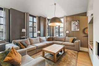Op zoek naar een instapklare woning te koop in het centrum van Ruddervoorde? Deze recent volledig en kwalitatief gerenoveerde hoekwoning combineert een modern en strak interieur met warme houten accenten, royale leefruimtes en een uitstekende ligging. Een ideale woonst voor grote en nieuw-samengestelde gezinnen of wie op zoek is naar extra ruimte en comfort.<br /><br />Met een bewoonbare oppervlakte van maar liefst 329 m² biedt deze ruime woonst in Ruddervoorde alles wat je nodig hebt. De zes volwaardige slaapkamers en twee dressings zorgen ervoor dat ieder gezinslid geniet van een eigen plek, terwijl de twee stijlvolle badkamers het dagelijkse comfort verhogen. De lichtrijke leefruimte bevat een aparte zithoek en eethoek die aangenaam verbonden zijn met een gashaard. De open keuken sluit naadloos aan op de ruime zonnige tuin met terras, waar je in alle privacy kan ontspannen. Bovendien beschik je over uitzonderlijk veel bergruimte en vier garageboxen, waaronder één dubbele en twee enkele, ideaal voor wagens, fietsen of extra opslag. Dankzij de centrale ligging in het centrum van Ruddervoorde bevinden winkels, scholen en andere voorzieningen zich op wandelafstand.<br /><br />Ben je benieuwd naar deze ruime gezinswoning te koop in Ruddervoorde? Contacteer Immo Francois vandaag nog en plan een bezoek. <br /><br />Denk je eraan om je woning in Oostkamp te verkopen? Neem vrijblijvend contact op met Eva van Immo Francois in Oostkamp voor een gratis schatting via eva@immofrancois.be.<br /><br />