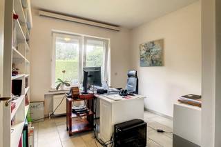 Residentieel gelegen villa in doodlopend straatje nabij Britse school en park van Tervuren. Gelijkvloers: inkomhal met apart toilet, 40m²...