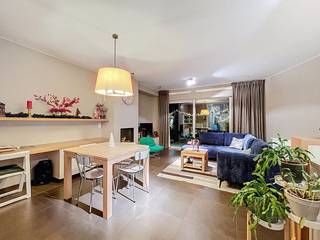 Aan de Jan Delvinlaan wacht dit ruime en instapklare appartement op een nieuwe bewoner. Hier geniet je van de perfecte balans tussen licht, ruimte en modern comfort.De absolute kers op de taart? Jouw eigen stadstuintje. Een zeldzame plek van rust in de stad waar je na een drukke dag heerlijk kunt ontspannen.Indeling van het appartement:Inkomhal en apart gastentoilet - leefruimte - stadstuintje - geïnstalleerde keuken - berging - slaapkamer 1 - badkamer - slaapkamer 2.Men kan er een garagebox bij huren voor € 70,00 per maand.De gemeenschappelijke kosten onder de vorm van een provisiebedragen € 80 per maand en dienen voor het onderhoud van de gemene delen.Onmiddellijk beschikbaar!EPB: 125 kWh/m²EPB: