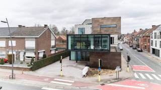Hyper modern kantoorgebouw te koop langs een invalweg te Roeselare met mooie zichtbaarheid. Totale nuttige oppervlakte van 468m². Indeling:&gt; Gelijkvloerse kantoorruimte van 201m² met ontvangstruimte en receptie, trappenhal, vergaderzalen, landschapskantoor, apart bureel, keuken, sanitair gedeelte. &gt; Eerste en tweede verdiep van respectievelijk 175m² en 92m² bestaande uit verschillende burelen en vergaderzaal. Specificaties:- vloerverwarming en plafondkoeling- lucht/water warmtepomp- ventilatie systeem D- zonnescreens- alarm en camera bewaking- ingemaakte kasten- terras en extra buitenberging van 40m²Volledig ingericht en instapklaar.Parking voor 4 tal wagens voor het kantoor + mogelijkheid op 6 extra parkeerplaatsen bij te huren naast de deur. Kantoorgebouw met heel veel uitstraling gelegen op de hoek van de Westlaan en Iepersestraat te Roeselare met grote zichtbaarheid.Aarzel niet contact op te nemen met DEWAELE indien dit bedrijfsvastgoed bestaande uit een kantoorgebouw te koop u kan interesseren op 051 21 22 23.