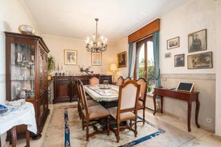 <p>Woning in het centrum van Machelen, nabij openbaar vervoer en alle dagelijkse voorzieningen.<br /><br />Deze driegevelwoning combineert een centrale ligging met verrassend veel ruimte en een grote tuin van 300 m². De woning biedt een praktische indeling met drie slaapkamers, lichtrijke leefruimtes en een veranda met zicht op de tuin. Een absolute meerwaarde zijn de zes garages, ideaal voor zelfstandigen, hobbyisten, opslag of extra parkeermogelijkheden. Dankzij de residentiële ligging woon je rustig en toch vlak bij winkels, scholen en openbaar vervoer. Een interessante woning voor wie ruimte en mogelijkheden zoekt in hartje Machelen.<br /><br /><u><strong>Belangrijke ruimtes:</strong></u><br />• Ruime living: 27,5 m²<br />• Eetkamer: 14 m²<br />• Keuken:13,6 m² <br />• Veranda: 12,3 m²<br />• Wasplaats: 5 m²<br />• Apart toilet<br />• Badkamer: 8 m²<br />• Drie slaapkamers: 13,5 m², 13,8 m² en 13,8 m²<br />• Zolder: 30 m² met extra opbergmogelijkheden<br />• Zes garages van verschillende oppervlaktes<br />• Grote tuin van 300 m²<br /><br /><u><strong>Troeven:</strong></u><br />• Ruime driegevelwoning met grote tuin in centrum Machelen<br />• Centrale ligging nabij winkels en openbaar vervoer<br />• Zes garages met tal van mogelijkheden<br /><br />Meer informatie of een bezoek met Margaux Mulkers? Contacteer ons via +3223351115.<br />JOUW DROOMHUIS. ZO GEVONDEN!</p>