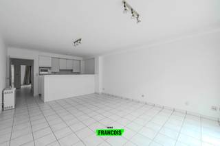 Dit lichtrijke appartement bevindt zich in een rustige straat pal in het centrum van Middelkerke en biedt een comfortabele en praktische indeling. Dankzij het gunstige EPC-label B en 2 zonnige terrassen geniet u bovendien van energiezuinig wonen, ideaal voor zowel vaste bewoning als tweede verblijf aan zee.<br /><br />De leefruimte is open en luchtig ingedeeld en sluit naadloos aan op de keuken, wat zorgt voor een gezellige en moderne woonbeleving. De badkamer is uitgerust met alle basiscomfort en beschikt over een apart toilet voor extra praktisch gemak.<br /><br />De twee slaapkamers zijn verbonden met een veranda, waardoor er extra licht en ruimte wordt gecreëerd. Bovendien beschikt het appartement zowel vooraan als achteraan over een terras – perfect om in alle rust van de zon te genieten, ongeacht het moment van de dag.<br /><br />Met zijn ligging in de Antoine Van Cailliestraat bevindt u zich vlak bij winkels, horeca, openbaar vervoer en het strand, wat dit appartement tot een ideale woonst of investering maakt.<br /><br />Als extra is er ook een handige kelderberging aanwezig.<br /><br />Voor meer informatie of een bezoek kunt u contact opnemen met Inti via inti@immofrancois.be<br /><br /> of 0499 74 89 74.<br /><br />