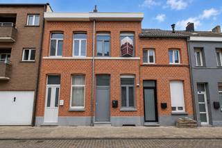Op zoek naar een gezellige en praktisch ingedeelde woning op een uitstekende locatie in Temse? Deze charmante woning in de Philemon Haumanstraat 112 combineert comfort, ruimte en een bijzonder gunstige ligging, en vormt daarmee een ideale thuis voor starters, koppels of gezinnen.<br /><br />Bij het binnenkomen wordt u verwelkomd in de inkomhal, die toegang biedt tot de moderne keuken, eetplaats en lichtrijke leefruimte. De leefruimte geniet dankzij de lichtkoepel van een aangename natuurlijke lichtinval en vormt de ideale plek om gezellig samen te komen of heerlijk te ontspannen. De moderne keuken is voorzien van de nodige toestellen en biedt alles wat u nodig heeft voor dagelijks comfort. Aansluitend aan de leefruimte bevindt zich bovendien een extra bergruimte met aansluiting voor de wasmachine, een praktische troef die zorgt voor extra opberggemak.<br /><br />Op de eerste verdieping bevinden zich twee ruime slaapkamers en een badkamer met ligbad/douche, lavabo en toilet. Via een vaste trap bereikt u de open zolderverdieping. Deze ruime zolder biedt heel wat mogelijkheden en kan perfect dienstdoen als volwaardige derde slaapkamer, hobbyruimte of thuiskantoor.<br /><br />Ook aan bergruimte is geen gebrek: de woning beschikt over een kelderruimte, ideaal voor het stockeren van voorraad en allerhande spullen.<br /><br />Een bijkomende troef van deze woning is het energiezuinige karakter. De woning beschikt over een EPC-label C, een mooie meerwaarde voor wie vandaag op zoek is naar een woning waar comfort en energie-efficiëntie hand in hand gaan.<br /><br />De ligging is zonder twijfel één van de grootste troeven. De woning bevindt zich in het hartje van Temse, op korte afstand van winkels, scholen, horeca, openbaar vervoer en andere dagelijkse voorzieningen. Ook het station van Temse bevindt zich op wandelafstand, terwijl belangrijke verbindingswegen vlot bereikbaar zijn.<br /><br />Kortom: een charmante en praktisch ingedeelde woning met drie slaapkamers, voldoende bergruimte en een uitstekende ligging in het centrum van Temse. Een ideale opportuniteit voor wie op zoek is naar een eerste eigen woning, een gezellige thuis voor het gezin of een interessante investering.