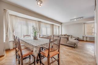 Deze centraal gelegen bel-etage woning combineert ruimte, licht en comfort met een uiterst praktische ligging. Dankzij de hoekligging geniet de woning van een aangename lichtinval in alle ruimtes, wat zorgt voor een open en warme sfeer doorheen de hele woning. De woonst is instapklaar en beschikt over een conforme elektrische installatie, zonnepanelen en een EPC-score C, wat bijdraagt aan een zorgeloze bewoning. Met haar ruime volumes is dit een ideale gezinswoning, perfect voor wie op zoek is naar comfort en functionaliteit. De woning beschikt over een ruime garage én een extra staanplaats, een absolute troef in een centrale omgeving. <br />Verder is er een knus en onderhoudsvriendelijk terras, ideaal om in alle rust van het buitenleven te genieten.<br /><br />Gelegen nabij alle voorzieningen zoals winkels, scholen en openbaar vervoer, met een vlotte verbinding naar omliggende gemeenten, biedt deze woning een uitstekende combinatie van wonen en bereikbaarheid.<br /><br />Indeling:<br /><br />Gelijkvloers:<br />- Inkomhal,<br />- Waskamer,<br />- Bureau of extra slaapkamer,<br />- Ruime garage,<br /><br />Eerste verdieping:<br />- Inkomhal,<br />- Gastentoilet,<br />- Ruime leefruimte met gezellige zithoek en eetgedeelte,<br />- Kwalitatieve, ruime keuken met natuurstenen werkblad,<br />- Gezellig terras,<br /><br />Tweede verdieping:<br />- Eerste ruime slaapkamer,<br />- Tweede ruime slaapkamer,<br />- Derde slaapkamer,<br />- Badkamer met wastafel, toilet en inloopdouche,<br /><br />Interesse in deze lichtrijke en instapklare gezinswoning? Neem vandaag nog contact op voor een bezoek ter plaatse!