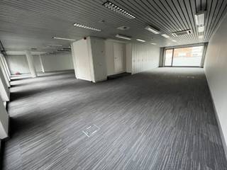 Bureau rénové à vendre dans le centre de Vilvoorde. Il s'agit d'un espace de bureau au rez-de-chaussée de 261 m². La propriété est idéalement...