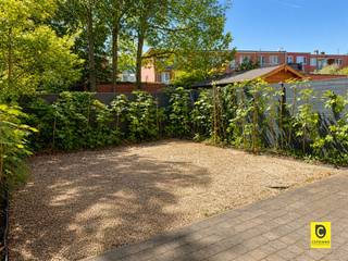 <p><span>M</span><span>odern en vernieuwd gelijkvloers  2 slaapkamers appartement, gelegen in een rustige aangename omgeving! </span></p><p><span>Het appartement bevindt zich in de nabijheid van diverse winkels, openbaar vervoer en andere voorzieningen wat zorgt voor een vlotte en praktische bereikbaarheid.</span></p><p><span> </span></p><p><span>Het appartement heeft de volgende indeling:</span></p><p><span> </span></p><p><span>Leefruimte en keuken</span></p><p><span>De leefruimte werd stijlvol afgewerkt met een duurzame en onderhoudsvriendelijk vloer en sluit naadloos aan op de open keuken. <br />Deze volledig uitgeruste moderne keuken beschikt over een koelkast met afzonderlijke vriezer, een vaatwasser en een oven.</span></p><p><span>Aansluitend vindt u een handige bergruimte terug met de aansluiting voor uw wasmachine.</span></p><p><span> </span></p><p><span>Slaapkamer en badkamer</span></p><p><span>Er zijn twee volwaardige slaapkamers aanwezig waarvan één de toegang geeft naar de tuin. <br />De slaapkamers zijn gelegen aan de achterzijde van het gebouw wat ervoor zorgt dat u optimale rust heeft.</span></p><p><span>De volledig gerenoveerde badkamer is voorzien van  modern sanitair met een inloopdouche en dubbele lavabo</span></p><p><span> </span></p><p><span>Apart toilet</span></p><p><span> </span></p><p><span>Tuin</span></p><p><span>De tuin is West geörienteerde wat wilt zeggen dat u van het avond zonnetje kan genieten!</span></p><p><span> </span></p><p><span>Huurprijs &amp; beschikbaarheid</span></p><p><span>Huurprijs:</span><span> €1.150,00 / maand</span></p><p><span>Maandelijkse kosten</span><span>: €15,00 / maand</span></p><p><span>Beschikbaar:</span><span> Onmiddellijk! </span></p><p><span> </span></p><p><span>Extra troeven</span></p><p><span>- Kleinschalig gebouw</span></p><p><span>- Groene omgeving</span></p><p><span>- Lage gemeenschappelijke kosten</span></p><p><span>- Openbaar vervoer in dichte nabijheid</span></p><p><span>- Aparte meters</span></p><p><span>- ...</span></p><p><span> </span></p>