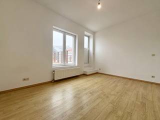 Ideaal gelegen, dicht bij de Hallepoort bieden wij dit mooie appartement van 74 m² met een groot terras aan. Het biedt: een inkomhal, een...