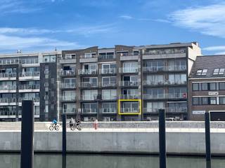 Het appartement biedt een rustgevend uitzicht op de jachthaven, waar u levendig zicht heeft op passerende zeilboten. Aan de straatzijde kijkt u uit...