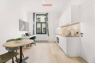 In dit zopas totaal gerenoveerd studentenpand in de Ravenstraat 64 bieden wij een instapklare studio aan met hoogwaardige materialen en EPC A. Gelegen op het gelijkvloers aan de voorzijde, combineert deze studio comfort, privacy en functionaliteit. De unit beschikt over een eigen badkamer met douche, toilet en lavabo en een volwaardige eigen keuken met vaatwasser en combi-oven, aangevuld met een tafeltje en stoelen. Daarnaast worden een boxspring (140×200), bureau, bureaustoel en kleerkast voorzien, waardoor deze studio volledig gebruiksklaar is. Bewoners genieten eveneens van een gemeenschappelijk terrasje achteraan in een rustig kader. Een duurzame en kwalitatieve woonoplossing, perfect als veilige investering in studentenvastgoed. Heeft u vragen of zou u graag een bezoek inplannen? Aarzel dan niet om ons te contacteren via jef@homies.be of via 016 22 82 22. HOMIÉS, an Eye for Immo.