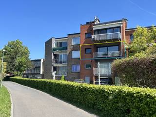 Op zoek naar een stijlvol en instapklaar appartement met een uitstekende bereikbaarheid? Dit prachtig afgewerkt appartement, gelegen aan de Eenmeilaan 31 in Kessel-Lo, bevindt zich op een absolute toplocatie vlakbij het station van Leuven, het centrum, de E314, tal van winkels, scholen en het Provinciaal Domein. Het appartement is gelegen op de eerste verdieping van een kleinschalig en goed onderhouden gebouw met slechts drie appartementen, wat zorgt voor een rustige woonomgeving zonder maandelijkse gemeenschappelijke lasten.<br />Via de inkomhal komt u in de lichtrijke woon- en eetkamer met toegang tot het balkon, aansluitend vindt u een ruime, volledig uitgeruste keuken. De badkamer is stijlvol ingericht en voorzien van een bad met douchekop, wastafel en toilet. Verder beschikt het appartement over een was- en bergplaats en twee volwaardige slaapkamers. Tevens privatieve kelderberging aanwezig.<br />Het appartement beschikt over centrale verwarming op aardgas, conforme elektriciteit en een gunstig EPC-label B.<br />Momenteel verhuurd, met mogelijkheid tot opzeg volgens de wettelijke bepalingen – ideaal als investering.<br />Kortom, een instapklaar appartement op een topligging nabij het station van Leuven!