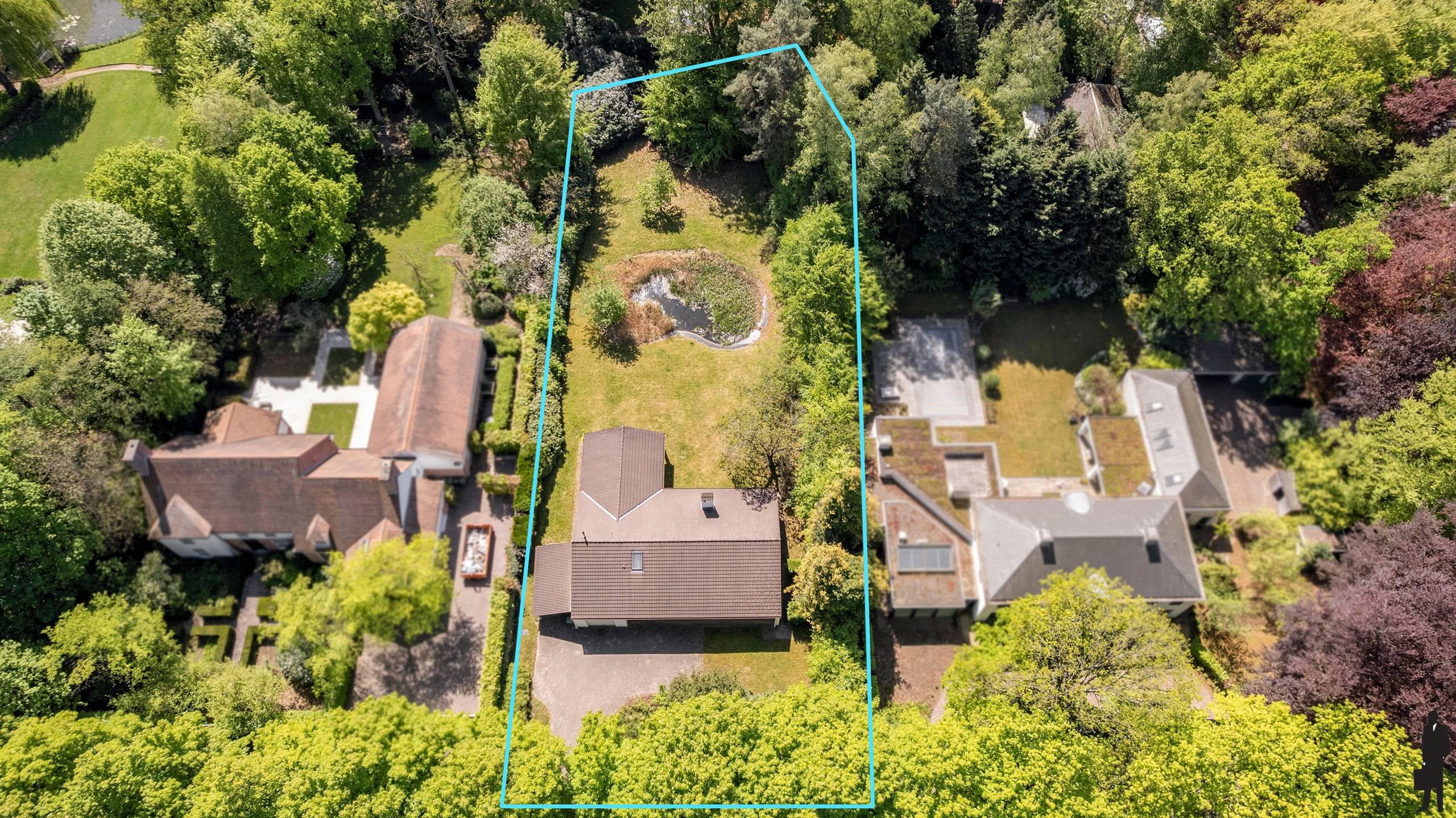 Een volledig te renoveren gelijkvloerse villa (heden kantoor) op ca. 2.438 m² - foto 3