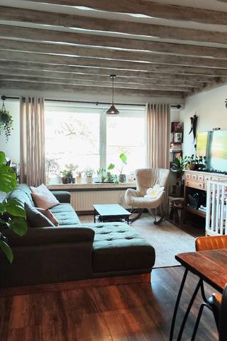 <p>Instapklaar gelijkvloers appartement van ca. 79 m², gelegen net buiten het centrum van Nijlen. Het appartement maakt deel uit van een kleinschalig gebouw met vier wooneenheden en beschikt over een eigen ingang, twee slaapkamers en een privé garage.</p><p>Het appartement omvat een leefruimte, vernieuwde keuken (2023), twee slaapkamers, een vernieuwde badkamer met bad (2019), twee bergingsruimtes en een inkomhal.</p><p>Aansluitend aan het appartement bevindt zich een zuidwestgericht overdekt terras met grasperkje (kunstgras). Achter het gebouw ligt een bijhorende privatieve garage met elektrische poort op afstandsbediening. Vooraan het gebouw bevindt zich nog een autostaanplaats en aan de straat ligt een openbare parkeerstrook, waardoor er meerdere parkeermogelijkheden zijn vlakbij het appartement.</p><p>Het is een appartement, maar dankzij een aparte inkom, individuele meters en gebrek aan gemeenschappelijke kosten, wordt er een huiselijk gevoel gecreëerd. Het appartement beschikt overal over dubbele beglazing en aan de straatzijde over driedubbele beglazing, waardoor het geluid van de straat sterk wordt beperkt.</p><p>Het appartement heeft een EPC-score van 234 kWh/m² (label C) en de elektrische installatie is conform.<br />De ligging net buiten het centrum van Nijlen zorgt voor een goede bereikbaarheid van winkels, scholen en openbaar vervoer. Ook de E313 is vlot bereikbaar.</p><p>Belangrijkste kenmerken:</p><p>- ca. 79 m²<br />- gelijkvloers met eigen ingang<br />- 2 slaapkamers<br />- instapklaar<br />- vernieuwde keuken en badkamer<br />- zuidwestgerichte gemeenschappelijke tuin<br />- overdekt terras<br />- privé garage<br />- bijkomende parkeermogelijkheid voor het gebouw en in de straat<br />- EPC C – 234 kWh/m²<br />- conforme elektriciteit<br />- individuele verwarming en nutsvoorzieningen<br />- dubbele beglazing, driedubbele beglazing aan straatzijde<br />- geen gemeenschappelijke kosten<br />- geen syndicus</p><p>Rechtstreekse verkoop door eigenaar.</p>