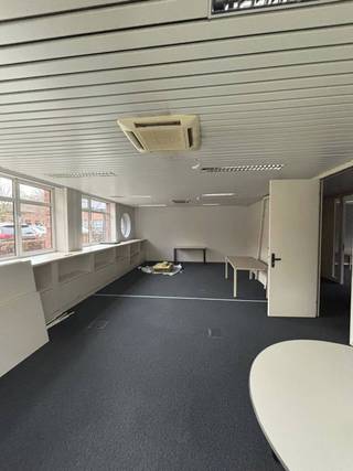 122 m² ground-floor office for rent in a quiet and green environment, ideal for a peaceful professional activity. The perfectly maintained building...