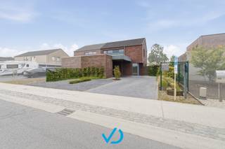 - BEZOEKMOMENT 11/07/2026! -<br /><br />Droom je van een stijlvolle, instapklare woning waar comfort, ruimte en een uitstekende bereikbaarheid samenkomen? Dan is deze verzorgde gezinswoning in de Oostnieuwkerksesteenweg absoluut een bezoek waard. Gelegen op een bijzonder gunstige locatie geniet je hier van het beste van twee werelden: de rust van een aangename woonomgeving én de nabijheid van het bruisende centrum van Roeselare. Dankzij de vlotte verbindingen en belangrijke invalswegen bereik je scholen, winkels, horeca en je werk in een handomdraai.<br /><br />Bij het binnenkomen word je verwelkomd in een ruime inkomhal met gastentoilet en praktische berging. Van daaruit kom je in de lichtrijke leefruimte, waar de grote raampartijen en de gunstige oriëntatie zorgen voor een aangename, warme sfeer. De ruime leefruimte biedt alle comfort voor gezellige familiemomenten en ontspannen avonden. Aansluitend bevindt zich de volledig uitgeruste keuken, afgewerkt met kwalitatieve SMEG-toestellen. Zowel vanuit de keuken als vanuit de leefruimte geniet je van een prachtig zicht op de tuin, waardoor binnen en buiten naadloos in elkaar overvloeien.<br /><br />Op de eerste verdieping vind je een ruime nachthal, een afzonderlijk toilet en een comfortabele badkamer uitgerust met een douche, ligbad en stijlvol lavabomeubel. Verder zijn er drie volwaardige slaapkamers, waaronder een kamer voorzien van airconditioning voor extra comfort tijdens warme zomerdagen. De ruime zolder, bereikbaar via een uitschuifbare trap, biedt bovendien heel wat extra opbergmogelijkheden.<br /><br />Ook buiten weet deze woning te overtuigen. De volledig omheinde tuin vormt een heerlijke plek om in alle privacy te genieten van de zon. Dankzij de gunstige oriëntatie geniet je hier de hele dag van een aangenaam buitengevoel. Via de praktische zij-ingang bereik je de ruime oprit, waar moeiteloos plaats is voor maar liefst vijf wagens. De afgesloten buitenberging biedt bovendien een ideale oplossing voor fietsen, tuinmateriaal en extra stockage.<br /><br />Deze woning blinkt niet alleen uit in ruimte en comfort, maar scoort ook uitstekend op vlak van energiezuinigheid en technische voorzieningen. Zo beschikt de woning over een conform gekeurde elektrische installatie, een gunstig EPC-label B, een regenwaterput van 5.000 liter en duurzame PVC-ramen en deuren met hoogrendementsbeglazing. Kortom, een perfect onderhouden woning waar je zonder zorgen je intrek kunt nemen en jarenlang kunt genieten van comfortabel wonen op een uitstekende locatie.<br /><br />Ontdek zelf de charme, ruimte en het wooncomfort van deze prachtige woning tijdens het bezoekmoment op zaterdag 11/07/2026. Contacteer ons vandaag nog en reserveer jouw bezoek!