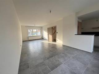 Deze prachtige, recent volledig gerenoveerde woning is gelegen in een rustige straat en bevindt zich op korte afstand van talrijke voorzieningen...