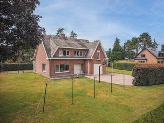 Met trots stellen wij u deze uitstekend onderhouden en charmante open bebouwing voor, gelegen op een strategische locatie tussen Mechelen en Leuven.<br /><br />Deze ruime gezinswoning onderging in 2006 een grondige modernisering en biedt vandaag de perfecte balans tussen hedendaags wooncomfort en een ongezien ruimtegevoel. Bij het betreden van de woning wordt u verwelkomd door een prachtige inkomhal met authentieke elementen, een ruime woonkamer, volledig uitgeruste keuken en een praktische wasplaats. Met een royale bewoonbare oppervlakte van maar liefst 249m² beschikt de eigendom over vier volwaardige en ruime slaapkamers en een netjes afgewerkte badkamer. <br /><br />Een van de absolute troeven van deze woning is het indrukwekkende perceel met een totale oppervlakte van 1.643m². Hier geniet u in alle privacy van de buitenlucht op het gezellige terras, omgeven door een prachtig groene omgeving. Ook aan parkeergelegenheid is er absoluut geen gebrek: de woning is voorzien van een inpandige garage , een handige carport en een ruime oprit. Dankzij de degelijke energetische aanpassingen (dubbel/drievoudig glaswerk) beschikt de woonst bovendien over een gunstige EPC-score C, waardoor u geniet van een energiezuinige thuis. Het dak is geïsoleerd, en vrij van asbest. De woning is volledig asbestvrij gemaakt voor verkoop! <br /><br />Verder beschikt de woning over een geboorde put en is aangesloten op aardgas. <br /><br />Kortom, een unieke kans voor wie op zoek is naar ruimte, comfort en kwaliteit in het geliefde Tremelo!