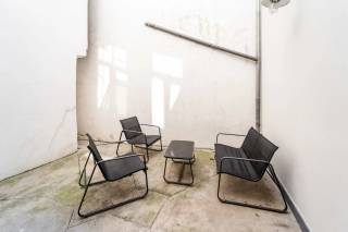 Bent u opzoek naar een trendy bemeubeld gelijkvloers appartement met een leuke buiten ruimte? <br />Dit appartement is gelegen in hartje Antwerpen in een rustige straat tussen de Nationalestraat en de Sint-Andriesplaats. Het Zuid, de Groenplaats en het historische centrum bevinden zich op wandelafstand. Ook een ruim aanbod aan bus- en tramhaltes en velo-stations. Met de wagen geniet je van een vlotte verbinding tot de snelweg en de stadsrand. Kortom een uitstekende locatie! <br />Het appartementen is gelegen in een volledig gerenoveerd gebouw een beschikt over een lichte en ruime leefomgeving. De open keuken is modern afgewerkt en voorzien van alle comfort: vaatwasser, heteluchtoven, inductiekookplaat en ijskast. De grote raampartijen en aangename plafondhoogte creëren een extra ruimtegevoel. <br />Het appartement heeft verder nog plaatsgemaakt voor een ruime slaapkamer met een ensuite douchekamer met een wastafel, inloopdouche en toilet. <br />Een handige aparte berging met aansluiting voor wasmachine is eveneens voorhanden op de gelijkvloerse verdieping. Op het gelijkvloers is er ook een ruime fietsenberging voorzien.<br />Tot slot kan u buiten volop genieten dankzij de leuke buitenruimte. <br /><br />Huurprijs 1.100 euro/maand<br />Algemene kosten 50 euro/maand.<br />Beschikbaar 01/09.<br /><br />Bent u benieuwd naar dit appartement op toplocatie? <br />Contacteer LISTED: +32 3 283 51 51.