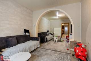 Ben je op zoek naar een eigen plekje in het bruisende centrum van Scherpenheuvel, op wandelafstand van de Basiliek, gezellige winkels en openbaar vervoer? Dan is deze karaktervolle rijwoning in de Koophandelstraat 27 precies wat je zoekt. Met zijn opvallende gevel, gekenmerkt door de unieke erker en het gele metselwerk, springt dit huis meteen in het oog in het straatbeeld. Het is een ideale starterswoning of een slimme investering, aangeboden aan een vraagprijs van € 240.000.<br /><br />Bij het binnenkomen word je verwelkomd in een woning die je direct een huiselijk gevoel geeft. De leefruimte is gezellig en biedt voldoende plaats voor zowel een knusse zithoek als een eetplaats. Aansluitend vind je de keuken, die voorzien is van degelijke houten kasten en een rechtstreekse toegang biedt naar buiten. De woning wordt verwarmd op aardgas en is quasi instapklaar, maar biedt jou als nieuwe eigenaar zeker nog de mogelijkheid om de benedenverdieping verder naar eigen smaak te moderniseren.<br /><br />Een uitzonderlijke troef van deze woning vind je op de eerste verdieping: hier beschik je namelijk over maar liefst twee badkamers. De eerste badkamer is praktisch ingericht met een ligbad en doet momenteel ook dienst als wasplaats. De tweede badkamer biedt hedendaagse luxe met een douche en een stijlvol dubbel wastafelmeubel. Om het comfort voor het hele gezin compleet te maken, beschikt de woning bovendien over twee toiletten. Via de vaste trap bereik je de zolderverdieping, waar er zich nog 2 volledig afgewerkte slaapkamers bevinden.<br /><br /><br /><u><strong>Indeling:</strong></u><br /><strong>Gelijkvloers:</strong> Inkomhal, leefruimte met zit- en eethoek, gang, keuken, toilet<br /><strong>Eerste verdiep</strong>: Nachthal, 2 slaapkamers, 2 badkamers<br /><strong>Zolderverdieping:</strong> Volledig afgewerkt als 2 kamers<br /><strong>Tuin:</strong> Stadstuin<br /><br />Kortom, een woning met potentieel op een toplocatie!<br /><br />Ervaar zelf de vele voordelen van deze woning tijdens een persoonlijke rondleiding.<br />Maak vandaag nog je afspraak. Mail naar info@immopersyn.be of bel 013 444 008.