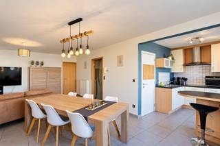 <p><span>Ruim appartement met 3 slaapkamers, terras en garage te Baasrode | Bezoek op afspraak</span></p><p><span> </span></p><p><span>Dit appartement is gelegen in het gezellige Baasrode, tussen Dendermonde en Buggenhout. Door zijn centrale ligging bevindt het appartement zich op enkele minuten van openbaar vervoer, scholen, allerlei handelszaken en bovendien geniet het een vlotte verbinding naar meerdere steden. </span></p><p><span>Het appartement maakt deel uit van de residentie "Den Briel" - dat werd gebouwd in 2003 - en bevindt zich op de eerste verdieping. Met zijn </span><span>90m2</span><span> bewoonbare oppervlakte en</span><span> 3 slaapkamers</span><span> biedt dit appartement een uitermate ruim en comfortabel gevoel, ideaal voor wie opzoek is naar een aangename woonomgeving. </span></p><p><span> </span></p><p><span>Als indeling:</span></p><p><span>Bij het betreden van het appartement komt men in de inkomhal met ingemaakte kasten en apart toilet. Via de glazen deur bereikt men de uitermate ruime en lichtrijke leefruimte met aansluitend de volledig uitgeruste open keuken. Vanuit de keuken heeft men toegang tot de praktische aparte berging en kan men ook het gezellige terras bereiken waarop u rustig kan genieten. Verder is er nog een nachthal die uitgeeft op de 3 slaapkamers en de badkamer die uitgerust is met een bad met douche. </span></p><p><span> </span></p><p><span> </span></p><p><span>De verwarming is voorzien op CV op aardgas met een condensatie ketel | elektriciteit volledig </span><span>CONFORM</span><span> volgens het </span><span>AREI </span><span>| ramen in pvc met dubbel </span><span>HR-glas</span><span> |</span><span> </span><span>deze woning heeft een mooie energiewaarde van </span><span>111 kwh/m² </span><span>en een </span><span>LABEL B </span><span>waardoor u kan genieten van een laag energieverbruik en ook </span><span>GEEN renovatieplicht</span><span> hebt in deze woning | de woning is ook </span><span>asbestveilig.</span></p><p><span> </span></p><p><span>Ruime garage voor een auto en fietsen, </span><span>verplicht</span><span> aan te kopen aan 30.000,00 euro. </span></p><p><span> </span></p><p><span>Aankoop reeds mogelijk met 2 % registratierechten voor eigen bewoning of wie opzoek is naar een opbrengst eigendom (momenteel verhuurd) met een </span><span>zeer aantrekkelijk rendement (op aanvraag). </span></p><p><span> </span></p><p><span>Voor meer info of een bezoek: </span><span><span>info@immotwins.be</span></span><span> - 052/55.55.55.</span></p>