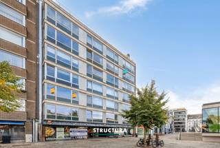 Welkom in dit uitnodigende appartement in het hart van Aalst, waar comfort en stadsleven harmonieus samenkomen. Met een bewoonbare oppervlakte van 96m² biedt dit goed onderhouden appartement twee ruime slaapkamers en een moderne badkamer, ideaal voor jonge gezinnen of koppels. De lichte en luchtige woonkamer biedt voldoende ruimte voor zowel een gezellige zithoek als een eetgedeelte, perfect voor het ontvangen van gasten. De grote ramen laten overvloedig daglicht binnenvallen en geven een panoramisch uitzicht over de bruisende stad. De keuken is functioneel ingericht met moderne toestellen en biedt voldoende werkruimte en opbergruimte. De badkamer biedt een rustgevende plek met een ligbad. Hoewel er geen garage of staanplaats bijhoort, zijn er in de directe omgeving diverse parkeermogelijkheden. Maak van deze kans gebruik om te wonen in het hart van Aalst met alle voorzieningen, winkels en openbaar vervoer op wandelafstand. Beleef de ideale mix van stedelijke dynamiek en huiselijk comfort. Aarzel niet om contact op te nemen voor een bezichtiging van dit aantrekkelijke appartement! Bestuursmaatregelen in het maatregelenregister: nee