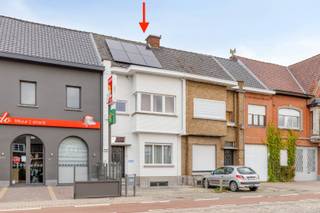 2 tot 3 slaapkamers en zonnepanelen ...<br /><br />We parkeren de wagen op de oprit en stappen vervolgens de woning binnen. Via de inkomhal met trap naar de bovenverdieping gaan we verder naar de leefruimte. Deze is opgedeeld in een salon aan de voorzijde en een eetkamer. Deze wordt nu echter gebruikt als buro/ontspanningsruimte. Verder is er aanpalend een grote leefkeuken. Deze is door de lichtstraat heel lichtrijk. Achter de keuken bevindt zich de badkamer met lavabo, bad en douche. Het toilet is apart.<br />De eerste verdieping beschikt over twee ruime slaapkamers. <br />Via een vaste trap kunnen we naar de geïsoleerde zolder. Hier kan perfect nog een extra kamer worden gemaakt.<br />De verzorgde, diepe tuin beschikt over een terras. De tuin loopt door tot aan de carport achteraan. De carport heeft uitweg in de parallelle achtergelegen straat. Ook langs de achterzijde is er nog een oprit. Deze carport met uitweg is een enorm grote troef. <br />In 2023 werd het platte dak gerenoveerd (isolatie en EPDM Mastersystems). In september 2025 werden zonnepanelen (4.400 Wp) geïnstalleerd. In 2024 en 2025 werden ramen/beglazing vernieuwd.<br />Door al deze renovatiewerken hebben we een gunstige energiescore zonder renovatieplicht (EPC label C)!<br />Er is tevens een grote, uiterst handige kelder aanwezig.<br /><br />Deze woning wordt bewoond door schitterende huurders die de woning piekfijn onderhouden. Voor wie op zoek is naar een investeringseigendom is dit dus de uitgelezen kans!<br /><br />Kloeke woning met voldoende parkeermogelijkheden in de nabijheid van scholen, winkels en openbaar vervoer!