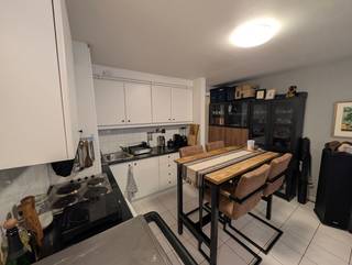 Gezellig appartement in centrum Aarschot!<br /><br />Op zoek naar een betaalbaar en praktisch appartement? Dit gezellige appartement op de eerste verdieping is een fijne woonplek voor een alleenstaande of een koppel.<br /><br />Het appartement beschikt over een compacte living met aansluitende ingerichte keuken, één slaapkamer en een badkamer die rechtstreeks vanuit de slaapkamer bereikbaar is. Daarnaast is er een afzonderlijk toilet.<br /><br />De ruimtes zijn eerder compact, maar praktisch ingericht en bieden alles wat je nodig hebt voor comfortabel wonen. Het appartement beschikt over een EPC-label B (100 kWh/ m2).<br /><br />De huurprijs bedraagt €695 per maand, aangevuld met maandelijks €25 gemeenschappelijke kosten.