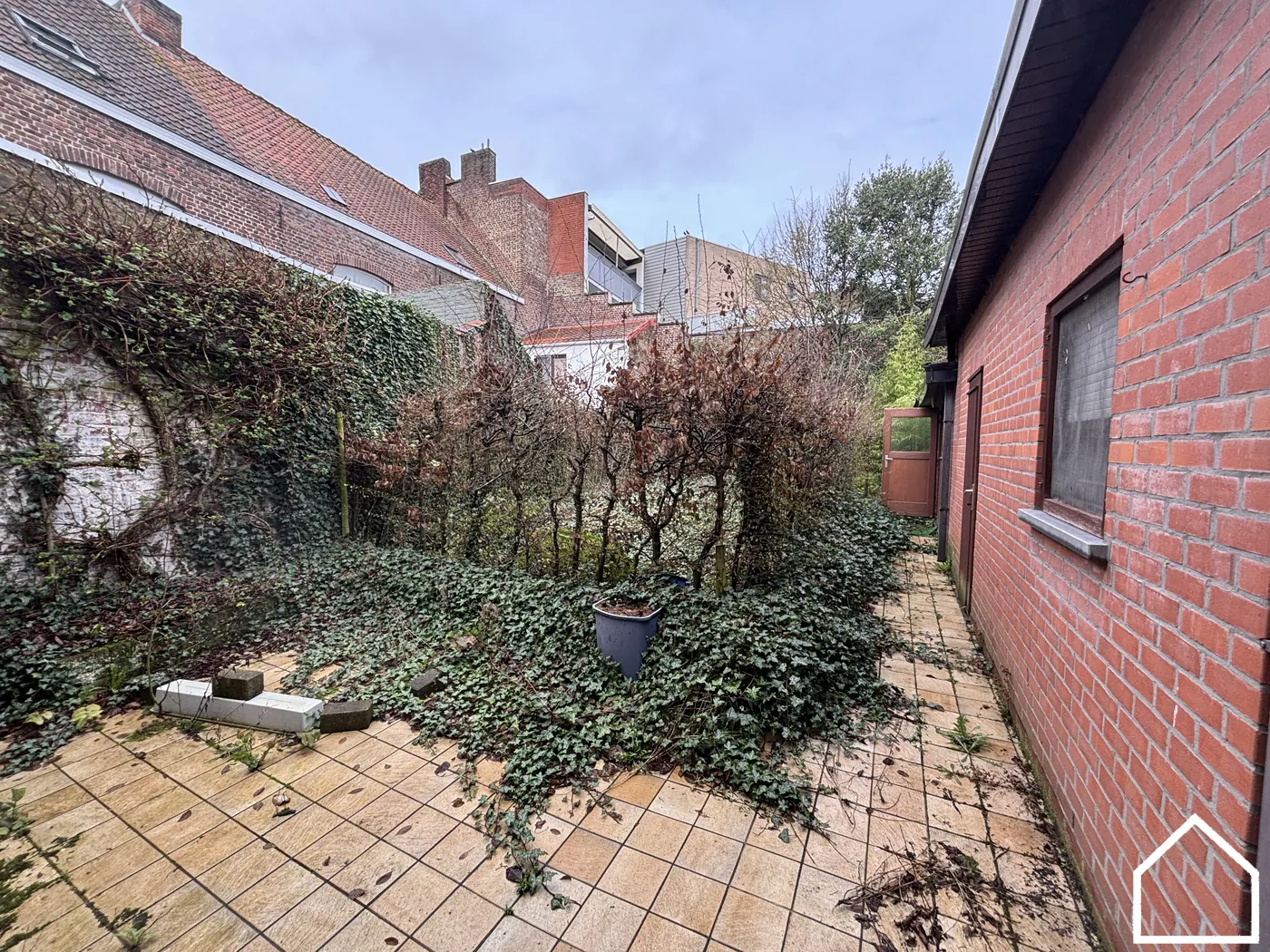 Leuke stadswoning met zonnige zuidgerichte tuin in hartje Ieper. Opp: 258m². - foto 4