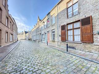 In de Zwarte Nonnenstraat te Veurne vinden we deze pas gerenoveerde woning met 2 slaapkamers, bureau en zonnig terras te huur. Het huis is centraal gelegen nabij de markt, winkels en scholen. Het zonnige terras, gunstig EPC en de kwalitatieve materialen zijn enkele van de vele troeven. Zoek je immo in Veurne? Lees dan zeker verder.INDELING:> Gelijkvloers:- Inkom met vestiaire;- Slaapkamer 1;- Gastentoilet;- Badkamer met inloopdouche, wasmeubel en ingemaakte kasten;- Bureau;- Berging met aansluiting voor wasmachine.> Eerste verdieping:- Ruime, lichtrijke leefruimte met open keuken voorzien van alle nodige apparaten;- Zonnig terras.> Tweede verdieping:- Ruime slaapkamer met apart toilet.TROEVEN:- TOPlocatie, op wandelafstand van het centrum;- Energiezuinig (EPC B);- Moderne woning met behoud van de authentieke elementen.Beschikbaar vanaf 01/09/2026Ben je geïnteresseerd in dit pand te huur in Veurne? Ga naar de website www.dewaele.com, klik op het pand dat je wenst te huren. Via de rode knop "vraag je bezoek aan" vragen we u kort een profiel in te vullen. Daarna nemen we contact op voor een bezoek. Telefonisch kunnen er geen afspraken gemaakt worden.