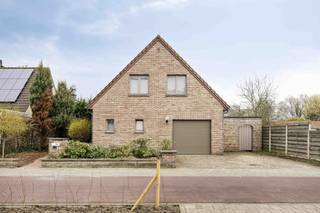 This move-in ready family home is located near the center of Willebroek. On the ground floor the home features entrance hall with guest toilet and...