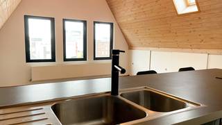 <p>Trendy dakappartement van ca 45 m² in een kleinschalig gebouw boven de bekende bakker Dellafaille. De authentieke gevel trekt meteen de aandacht in het straatbeeld. Het appartement is gelegen in de gezellige Museumstraat, een verbindingsstraat tussen de Vlaamsekaai en de Leopold de Waelplaats. Met in de directe nabijheid het Koninklijk Museum voor Schone Kunsten, de Delhaize supermarkt, een topbakker en tal van leuke restaurantjes en cafeetjes, is de ligging van dit appartement zonder twijfel één van de grootste troeven. <br />In het Zuidpark kan u bovendien helemaal tot rust komen in het groen.<br /><br />In dit appartement is gewerkt met veel houten materialen en zwarte accenten wat zorgt voor een gezellige sfeer. De leefruimte is aangenaam met veel lichtinval en beschikt aansluitend over een open keuken uitgerust met alle nodige toestellen.<br /><br />Achteraan bevindt zich de slaapkamer met mezzanine. De badkamer is uitgerust met ligbad/douche en lavabomeubel. Aansluitingen voor wasmachine en droogkast zijn hier eveneens voorzien. Apart toilet.<br /><br />Door het gebruik van de mezzanine is er eveneens een ruimte die perfect kan dienen als dressing of bureau.<br /><br />Gemeenschappelijke lasten: 15 Euro per maand.<br />Provisie op het verbruik van water: 35 Euro per maand.<br />De nutsvoorzieningen gas en elektriciteit zijn privé op te nemen door de huurder.<br /><br />Beschikbaar vanaf 1 mei 2026.</p>