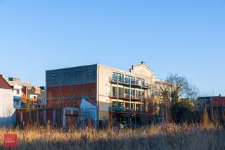 Inkomhal met vestiaire, ruime open leefruimte met veel lichtinval , ingerichte keuken, bijkeuken, 2 slaapkamers, badkamer (bad + douche),...