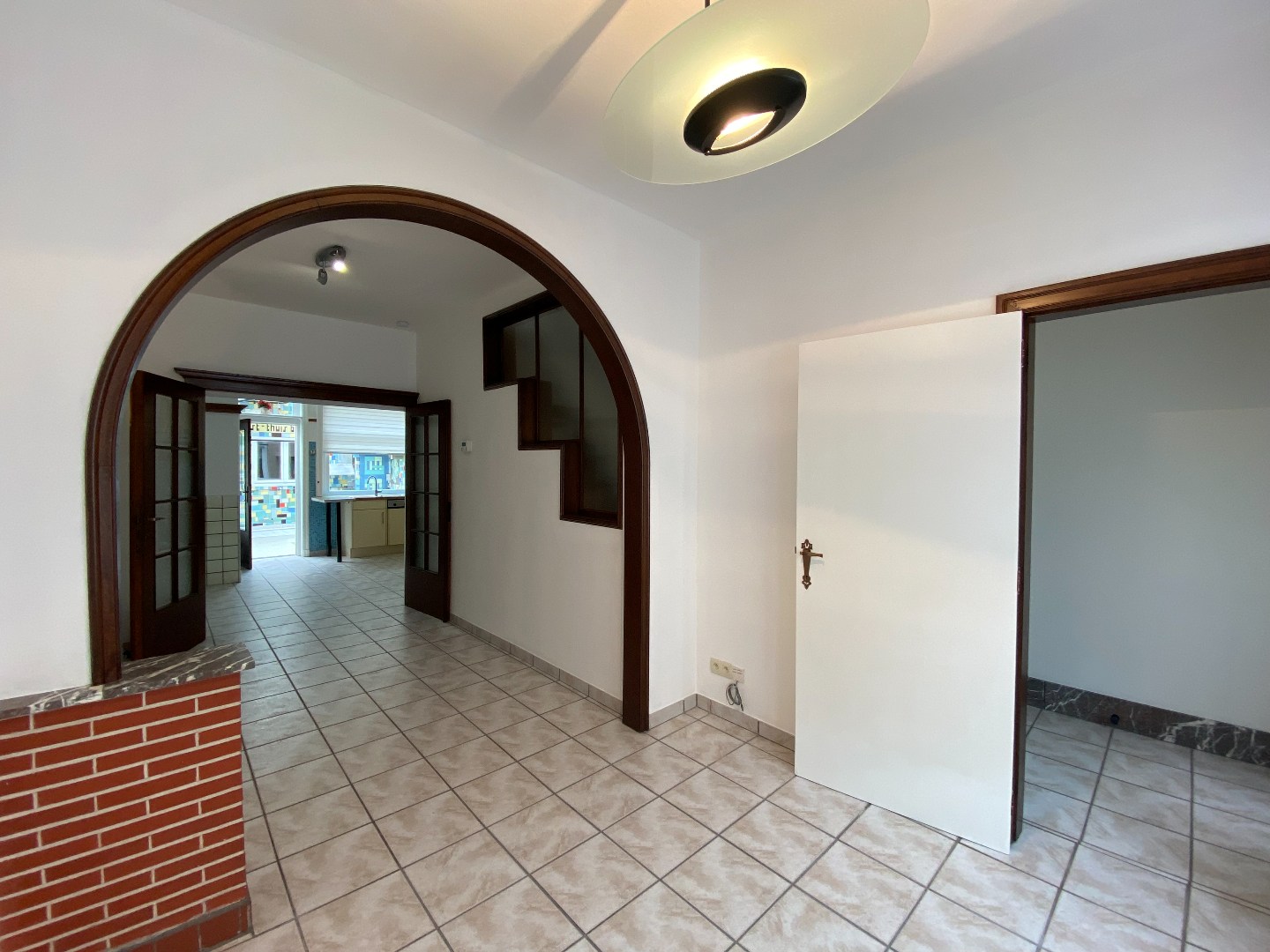 Authentieke burgerwoning met ruime garage en uitweg achteraan! - foto 5