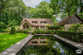<p><span>Rural villa with  4 bedrooms, 2 bathrooms, double garage, idyllic garden with swimming pond,… on a lot of approx. 2175 m² in a prime location in Essen-Heikant.</span></p><p><span> </span></p><p><span>LAYOUT</span></p><p><span> </span></p><p><span>Ground Floor:</span></p><p><span>Entrance hall with guest restroom. Through double doors, access to the spacious living area with dining nook, large sitting area with fireplace, and a second sitting area off the sunroom. The kitchen is spacious and comfortably furnished—a true open-concept kitchen with ample room for a cozy dining area. A practical, spacious utility room adjoins the kitchen (with space for a washer, dryer, and plenty of storage), offering access to the terrace and garden. There is also an office space on the ground floor. The entire ground floor features high-quality, timeless terracotta flooring.</span></p><p><span> </span></p><p><span>First floor: </span></p><p><span>Wooden staircase leading to the first floor. Spacious landing with room for a work area, closet... The first floor features 4 bedrooms: 1 master bedroom with a walk-in closet and an (updated) en-suite bathroom (sink, shower, toilet). There are also 3  bedrooms and a second bathroom (bathtub, sink). </span></p><p><span> </span></p><p><span>Attic</span></p><p><span>Large storage attic, accessible via a hatch (no loft ladder)</span></p><p><span> </span></p><p><span>Basement</span></p><p><span>Crawl space throughout the entire house, and a small storage cellar (accessible via a hatch).</span></p><p><span> </span></p><p><span>Garden</span></p><p><span>The garden is idyllic… — beautifully landscaped, with a stunning collection of trees, and impeccably maintained:  — an oasis of peace and greenery!</span></p><p><span>Beautiful terraces adjacent to the house, with a view of the swimming pond. A second ornamental pond, herb garden, and a wooden garden shed add plenty of charm and character to the property.</span></p><p><span> </span></p><p><span>The double garage is detached and can accommodate 2 cars’s. <br />There’s also a large attic here. </span></p><p><span> </span></p><p><span> </span></p>