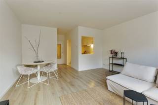 <p><span>Instapklaar appartement met 1 slaapkamer en parking.</span></p><p><span> </span></p><p><span>Centrale ligging tussen de dorpskernen van Brasschaat, Kapellen en Ekeren.</span></p><p><span>Winkels, scholen en openbaar vervoer zijn vlot bereikbaar.</span></p><p><span> </span></p><p><span>* Kleinschalig gebouw (2 appartementen)</span></p><p><span>* Veel lichtinval</span></p><p><span>* Centrale ligging</span></p><p><span>* Gas- en elektriciteitsmeters individueel</span></p><p><span>* Volledig instapklaar</span></p><p><span> </span></p><p><span>Op de eerste verdieping bevindt zich dit één-slaapkamer appartement. </span></p><p><span>Via de inkomhal met plaats voor vestiaire betreed je de leefruimte met half-open keuken, kwalitatief en op maat gemaakt.</span></p><p><span>Slapen doe je in een gigantische slaapkamer van 30m² en in alle rust achteraan het gebouw.</span></p><p><span>Badkamer met ligbad (DiB) en wastafel.</span></p><p><span>Apart toilet met handenwasser en royale berging met aansluiting voor wasmachine en droogkast.</span></p><p><span> </span></p><p><span>Autostaanplaats op de buiten-parking inbegrepen in de huurprijs.</span></p><p><span>Maandelijkse lasten: €95 (inclusief privatief water)</span></p><p><span>Gas en elektriciteit af te sluiten op eigen naam.</span></p><p><span> </span></p><p><span>Wil je dit appartement eens bekijken? </span></p><p><span>Gelieve de bezoekaanvraag invullen onderaan de advertentie op onze website https://www.sinjoor.be. </span></p><p><span>De dossierverantwoordelijke zal nadien zo snel mogelijk contact met jou opnemen.</span></p><p><span> </span></p><p><span> </span></p>