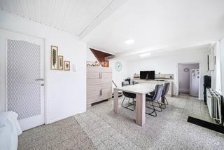 We Invest vous propose cette maison 3 façades idéalement située à proximité immédiate du centre d’Ecaussinnes, à deux pas des commerces, des écoles...