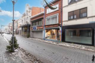 In het hart van Turnhout, met een prachtig zicht op de Grote Markt, bevindt zich deze ruime en lichtrijke handelswoning met tal van mogelijkheden...