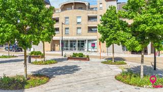 Dit voormalig bankkantoor (Fortis Bank) is gelegen op de Koerselsesteenweg 10 in Beringen, een zeer commerciële ligging met veel passage en uitstekende zichtbaarheid.<br /><br />Het pand beschikt over een ruime indeling, ideaal voor het openen van een kantoor, praktijk of commerciële activiteit. Dankzij de grote oppervlakte biedt het tal van mogelijkheden om de ruimte naar eigen wens in te richten.<br /><br />Pluspunten:<br />- Energiezuinig (EPC C)<br />- Aluminium ramen met HR-glas<br />- Verwarming op gas<br />- Veel natuurlijke lichtinval<br />- Goede bereikbaarheid en visibiliteit<br /><br />Maatregelen opgenomen in het Maatregelenregister: nee<br /><br />Bent u op zoek naar een instapklaar kantoor op een strategische locatie? Dan is dit pand zeker een bezoek waard!<br /><br />Voor een bezichtiging ter plaatse of meer info, bel ons op 078/78.78.70, of kom gewoon binnen op ons kantoor, steeds welkom!
