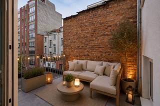 Gelegen in een rustige buurt nabij de Louizalaan, biedt dit prachtige tweeslaapkamerappartement modern wooncomfort met een vleugje luxe. Het maakt deel uit van een stijlvol en volledig vernieuwd gebouw (totaalrenovatie in 2024-2025) met hoge plafonds en een prachtige inkomhal.<br /><br />De lichte en ruime leefruimte sluit naadloos aan op het terras van 7m², ideaal om buiten te ontspannen. Het appartement beschikt over twee ruime en lichtrijke slaapkamers, alsook over een tussenruimte van 15m², perfect in te richten als bureau/dressing.<br />Stijlvolle badkamer voorzien van inloopdouche, bad en dubbele wastafel. Apart gastentoilet en een privatieve kelder.<br /><br />Vanuit de leefruimte en de master bedroom geniet u bovendien van een fraai uitzicht op het Justitiepaleis – een unieke troef.<br />Dankzij de centrale ligging, hoogwaardige materialen en doordachte renovatie is dit appartement instapklaar en combineert het modern comfort met een uitstekende ligging in hartje Elsene.<br /><br />Extra troeven:<br />- EPC-label C: energiezuinig en conform de huidige normen<br />- Lage algemene kosten<br />- Instapklaar en hoogkwalitatieve afwerking<br /><br />Voor meer informatie: laura@immoaccenta.be