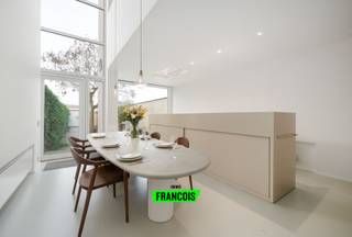 Deze charmante, volledig instapklare woning bevindt zich op wandelafstand van het centrum van Roeselare en combineert stijl, ruimte en comfort op...