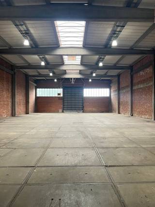 <span>Magazijn 988m² te huur in Antwerpen. Het magazijn heeft 2 poorten en is dus bereikbaar langs zowel de voor- als achterkant.</span>