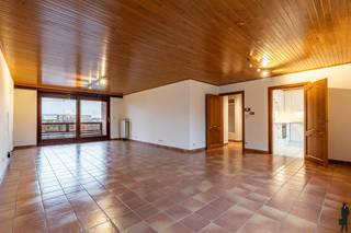 Bijzonder stijlvol en lichtrijk appartement van ca. 115 m² met 2 slaapkamers en aangenaam terras, gelegen op de 2e verdieping in residentie...