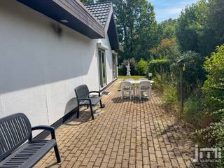 Deze gelijkvloerse woning is mooi en rustig gelegen op een perceel van 8a 90 ca met uitstekende verbindingen naar de omliggende steden en de snelwegen.<br /><br />Via de inkomhal komen we aan de linkerzijde van de woning in de ruime leefruimte waar de inbouwcassette voor een gezellige warmte kan zorgen.<br />Naast de eethoek bevindt zich de keuken met naastliggende berging. De nachthal biedt toegang tot de 3 slaapkamers ( waarvan er momenteel 2 zijn ingericht als één grote kamer), de badkamer en het gastentoilet. <br /><br />De kelder is bereikbaar via de trap vanuit de berging of ook met de wagen via de inrit naast de woning.<br />De kelder strekt zicht uit onder de ganse woning en is opgedeeld in verschillende kamers, waaronder een ruime garage die plaats biedt aan meerdere wagens. De garagepoorty is elektrisch bedienbaar.<br />De ramen aan de woning zijn voorzien van rolluiken.<br /><br /><em><span>*De vermelde oppervlaktes zijn indicatief. JM Vastgoed kan niet verantwoordelijk gesteld worden voor de juistheid van de verstrekte gegevens.</span></em>