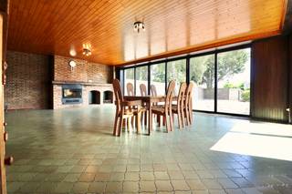 De ruime woning is gelegen op fietsafstand van het levendige, gezellige centrum van Zomergem en is vlot bereikbaar. Talrijke handelszaken, scholen...