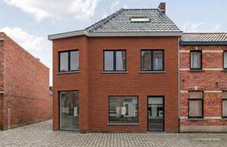 Voor meer info en foto’s, surf naar www.swevers.be – Op zoek naar een pand waar wonen en werken perfect samenkomen? Dit veelzijdige handelshuis aan Koersel-Dorp 14 biedt met maar liefst 316 m² alle ruimte voor je zaak, je gezin én een extra woonentiteit. Op het gelijkvloers bevindt zich aan de straatzijde een commerciële ruimte met eigen toegang, ideaal voor een praktijk, kantoor, winkel of andere professionele activiteit. Aansluitend kan een ruime privéwoning worden ingericht. Volgens de uitgewerkte plannen zijn hier zelfs tot vier slaapkamers mogelijk. Op de verdiepingen bevindt zich een aparte duplex van 125 m² met twee slaapkamers. Deze woonentiteit is in normale staat, wordt vandaag reeds verhuurd en kan zo zorgen voor een mooie extra maandelijkse inkomst. Liever alles zelf gebruiken? Ook als ruime kangoeroewoning biedt het pand interessante mogelijkheden. Belangrijk: er is momenteel een regularisatieprocedure lopende. Daarnaast worden de grondplannen voor vernieuwing en aanpassing meegeleverd. Jij koopt dus een pand mét uitgewerkt potentieel en behoudt als koper volledige vrijheid in aanpak en timing. Daarnaast beschikt het pand over privatieve parkeerplaatsen achteraan – een mooie troef in het centrum van Koersel. Een interessante opportuniteit voor zelfstandigen die hun zaak en thuis willen combineren, met daarbovenop de mogelijkheid van een extra huurinkomst. Benieuwd naar de mogelijkheden? Bel 011 255 155 en plan je bezoek. Bron bewoonbare oppervlakte: EPC – verslag.