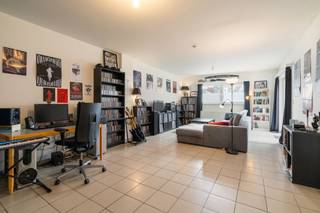 Het appartement bevindt zich in de Jozef Vervaenestraat te Ledeberg en geniet van een uitstekende bereikbaarheid dankzij de nabijheid van belangrijke invalswegen en openbaar vervoer. In de directe omgeving zijn er tal van winkels, supermarkten en scholen, wat bijdraagt aan een aangenaam en praktisch dagelijks leven. Bovendien is het levendige centrum van Gent vlot te bereiken.<br /><br />Dit ruim appartement bevindt zich op het gelijkvloers van deze kleinschalige residentie. Bij het betreden van het appartement komt u in een verzorgde inkomhal met toilet, die uitkomt op de ruime woonkamer. Verder biedt de hal toegang tot twee volwaardige slaapkamers, een open ingerichte keuken, en een verzorgde badkamer met ligbad en lavabomeubel. Het terras kent een toegang van zowel de woonkamer als de slaapkamer. Het appartement beschikt ook over een ruime berging. Bovendien is het uitermate geschikt als investeringspand voor verhuur, met de mogelijkheid tot het bijkopen van een garagebox.<br /><br />Heeft dit instapklare en lichtrijke 2-slaapkamerappartement met terras uw interesse gewekt? Neem dan zeker contact op met Brent via het e-mailadres brent@immofrancois.be om deel te nemen aan de bezoekdag. Tot binnenkort! <br /><br />