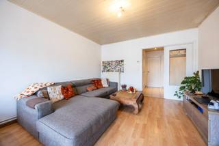 Bent u op zoek naar een eerste woonst of naar een interessante investering? Dan stellen we u graag dit appartement voor, gelegen op de 2de verdieping van een klein gebouw.<br /><br />Indeling<br />U betreedt het appartement via een centraal gelegen inkomhal, die doorgang geeft aan een lichtrijke woonkamer. Aansluitend vind u de keuken. Via de centrale hal bereikt u de badkamer met douche en wc. Achteraan bevinden zich de 2 slaapkamers, waarvan de kleinste toegang geeft tot het overdekte terras. Tot slot beschikt het appartement over een privatieve kelderberging nr. 2.<br /><br />Ligging<br />Het appartement geniet van een uitstekende ligging op een steenworp van het Rivierenhof en het kasteel Sterckshof, waar u kan genieten van diverse activiteiten en horecazaken. Ook het openbaar vervoer bevindt zich op wandelafstand. De belangrijkste verbindingswegen situeren zich vlakbij, waardoor u geniet van een uitstekende bereikbaarheid.<br /><br />Het appartement is momenteel verhuurd aan € 725/maand + € 25/maand algemene kosten voor de huurder. Dit resulteert in een rendement van 4,46%.<br /><br />Pluspunten<br />- Gelegen nabij Rivierenhof <br />- EPC B<br />- Dakisolatie aanwezig (12cm)<br />- Klein gebouw en geen syndicus<br /><br />Interesse in deze buitenkans? Bel dan snel naar One vastgoed via 03 360 85 30!