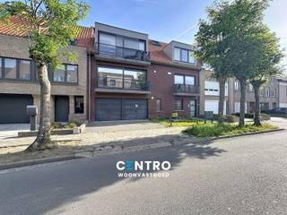 CHARMANT gelegen appartement in een recent gebouw te Blankenberge!<br /><br /><strong>INDELING:<br /><u><em>Eerste verdieping:</em></u></strong><br />Inkomhal (met vestiaire) - LICHTRIJKE living met volledig ingerichte open keuken (o.a. met keramisch fornuis, dampkap, oven, frigo en vaatwasmachine) - bijkeuken (o.a. met voorzieningen voor wasmachine en droger) - badkamer (o.a. met dubbel lavabomeubel, ligbad met geïntegreerde douche en inbouwkasten) - afzonderlijk hangtoilet (met lavabo) - 2 RUIME slpks - balkon.<br /><br /><u><strong>Opmerkingen:</strong></u><br />- ENERGIEZUINIG appartement: Epc = 103 kWh/m2!<br />- Elektriciteit volledig GOEDgekeurd!<br />- Goeie mobiscore: 9/10!<br />- Gemeenschappelijke fietsenberging aanwezig.<br />- Kwaliteitsvolle afwerking.<br />- Geen lift in het gebouw.<br />- Vrij bij akte.<br />- Geen syndicus = LAGE kosten!<br /><br />RECENT appartement vlakbij winkels, scholen en het openbaar vervoer! Aarzel zeker niet om ons te contacteren voor een bezoek ter plaatse: 050/70.01.02 - info@centro.be .