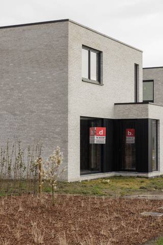 Danneels bouwt deze stijlvolle open bebouwing op het lot 2 in een familievriendelijke nieuwe buurt tussen de dorpskern van Sint-Lenaarts en Brecht centrum. Dit perceel van 424 m² is rustig gelegen, achteraan de verkeersluwe buurt.<br /><br />Deze vrijstaande woning in moderne bouwstijl heeft een slimme indeling. Met o.m. een lichtrijke open ingedeelde leefruimte, een volledig ingerichte keuken en badkamer, 3 slaapkamers, dressingruimte in de master, oprit, carport én een omheinde tuin. <br /><br />De woning wordt heel energiezuinig en is uitgerust met een geothermische warmtepomp, vloerverwarming, zonnepanelen en een ventilatiesysteem met warmterecuperatie.<br /><br /><span>We werken jouw nieuwe thuis sleutel-op-de-deur voor je af. Jij kiest jouw keuken- en badkamerinrichting, de vloer- en wandtegels uit bij onze projectpartners. Onze klantenbegeleider staat voor je klaar tijdens het hele realisatietraject.  </span>